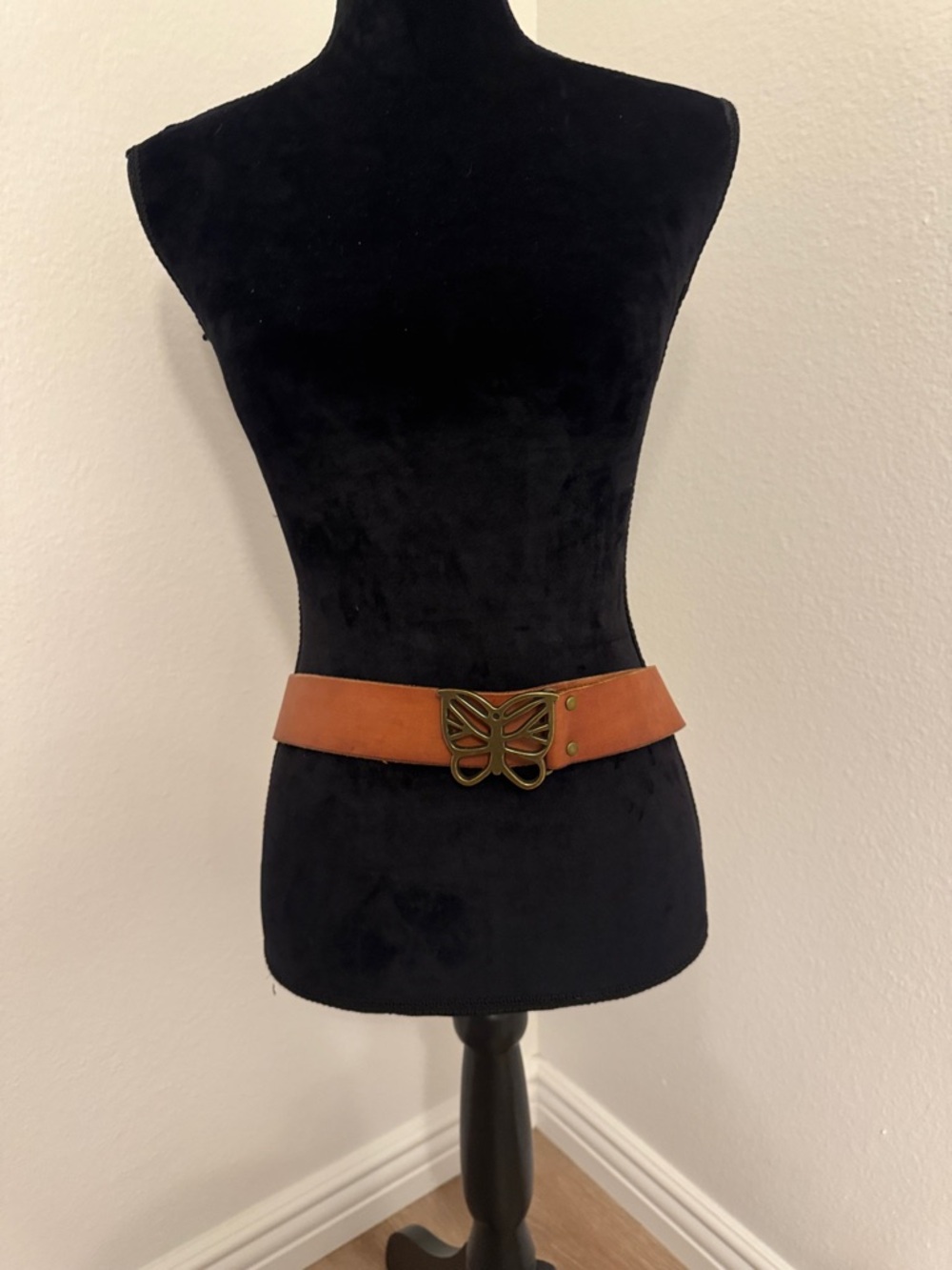 American Eagle Genuine leather. 2007 Women's Leather Butterfly Buckle Waist Belt